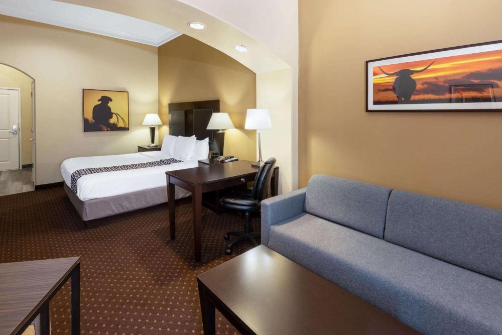 King Suite - Mobility/Hearing Accessible with Bath Tub - Non-Smoking interior