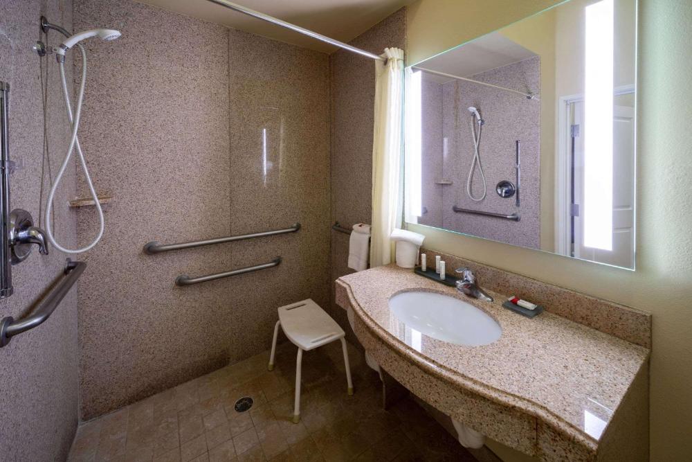 King Room with Roll-In Shower - Mobility/Hearing Accessible - Non-Smoking interior